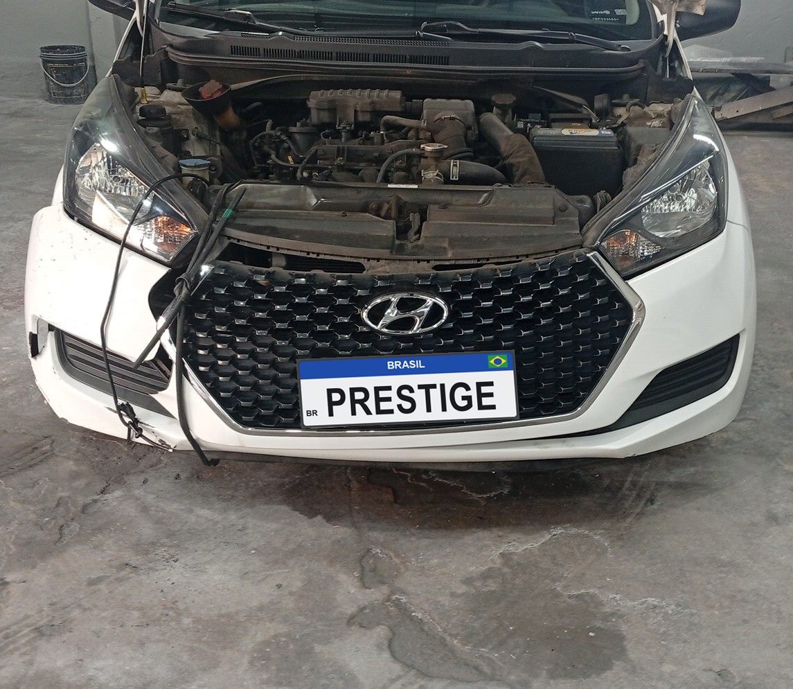 Hyundai HB20 com dano na dianteira