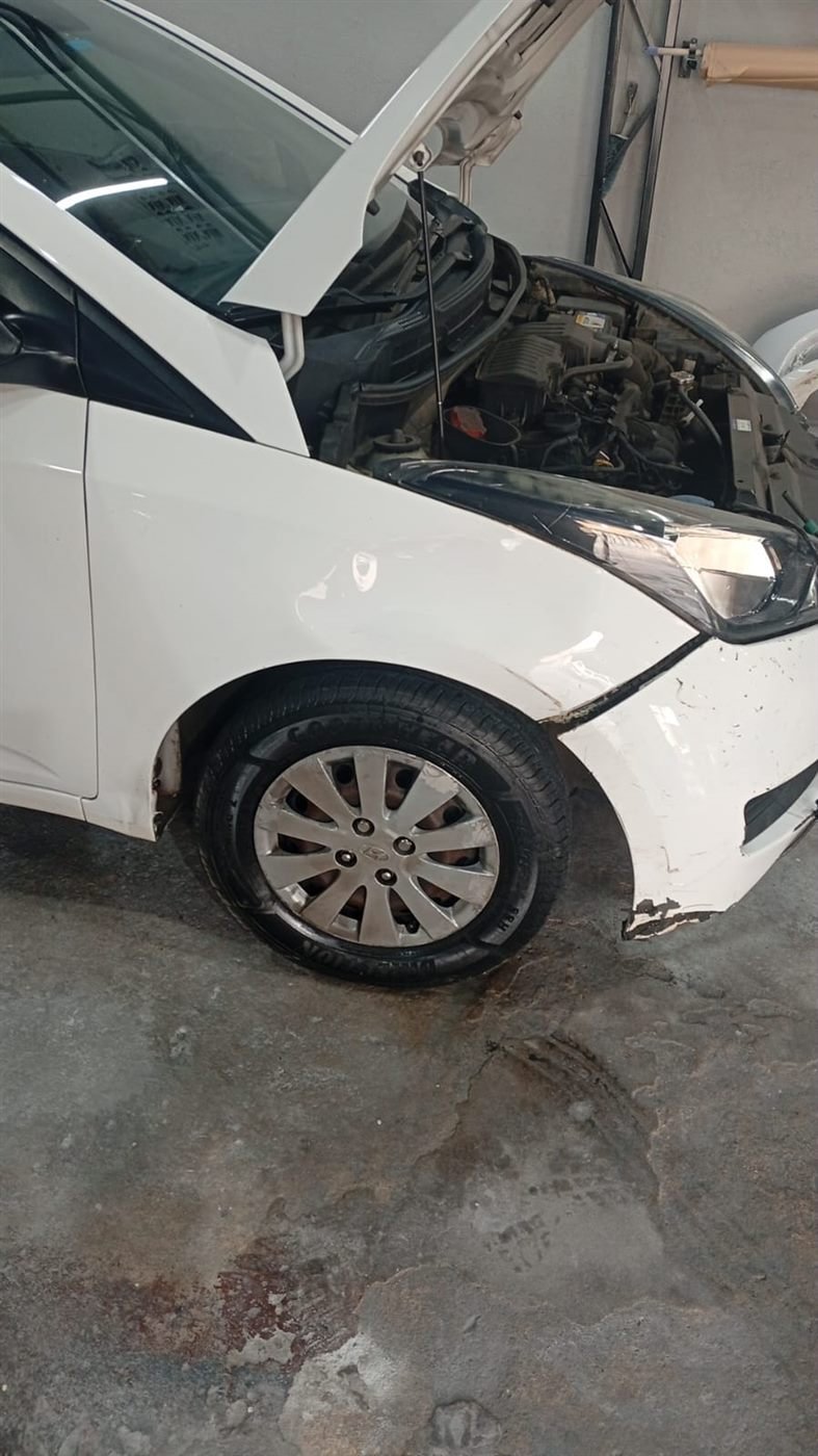 Hyundai HB20 com dano no para-lama dianteiro