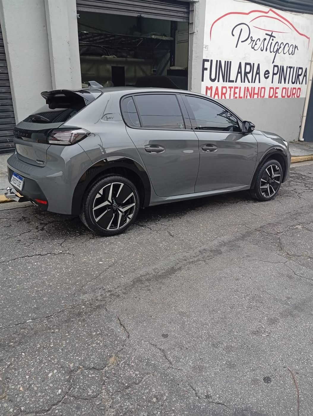 Peugeot 208 após funilaria e pintura